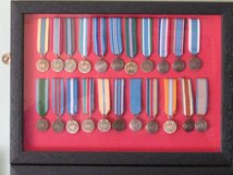MINIATURE UNITED NATIONS MEDAL FRAMED DISPLAY SET INCLUDING 22 UN MINIATURES AS SHOWN