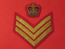 COLOUR SARNT STAFF SGT CHEVRON AND CROWN GOLD ON SCARLET MESS DRESS UNIFORM