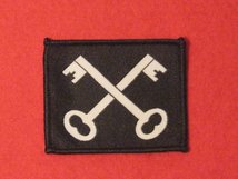 BRITISH ARMY 2ND INFANTRY DIVISION FORMATION BADGE WW2 CROSSED KEYS BLACK AND WHITE