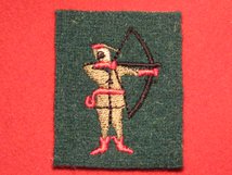 BRITISH ARMY NORTH MIDLANDS DISTRICT ROBIN HOOD WW2 FORMATION BADGE